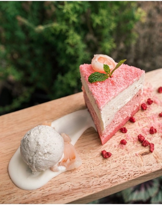 DOUBLE FROMAGE LYCHEE CHEESECAKE (Slice)