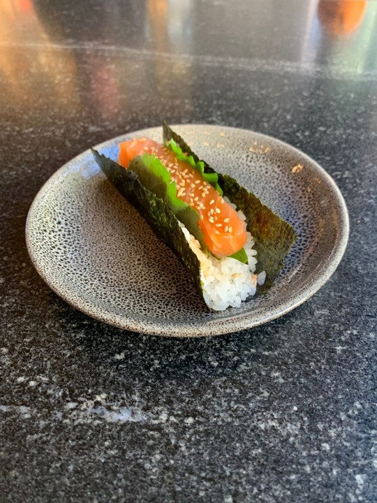 Salmon Handroll