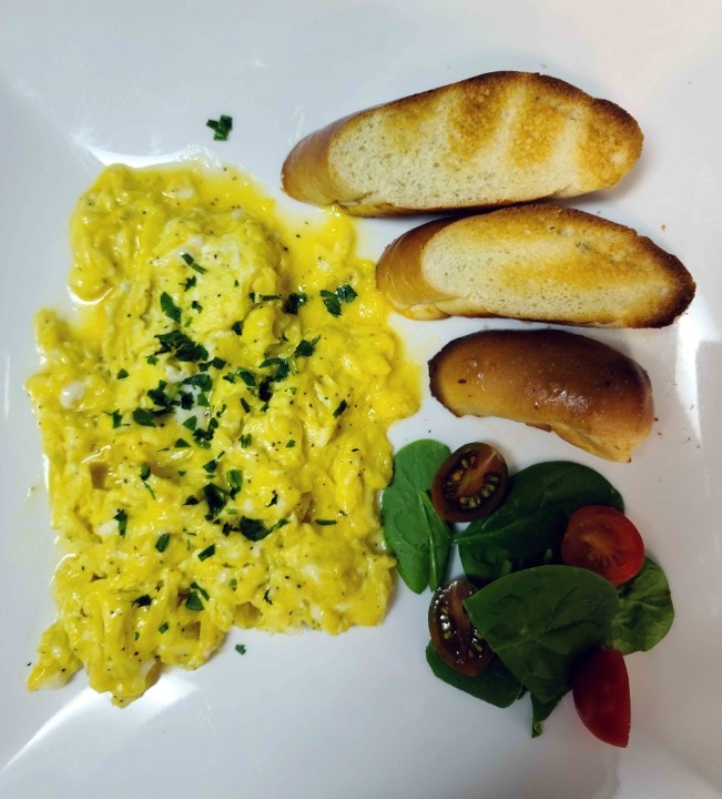 Creamy scrambled eggs (3) with toasts