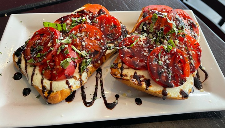 GARLIC BREAD CAPRESE (TOASTED)