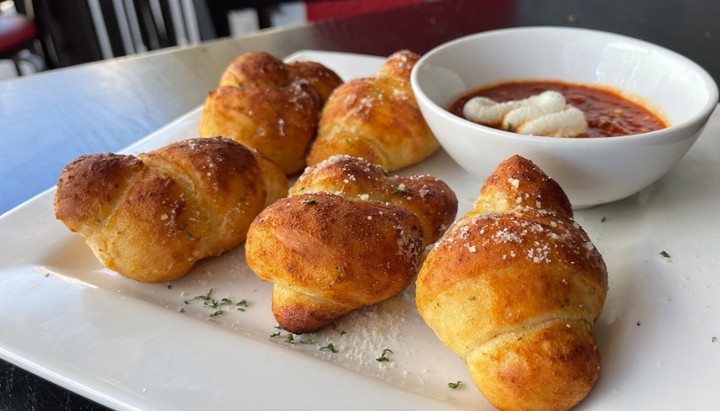 GARLIC KNOTS