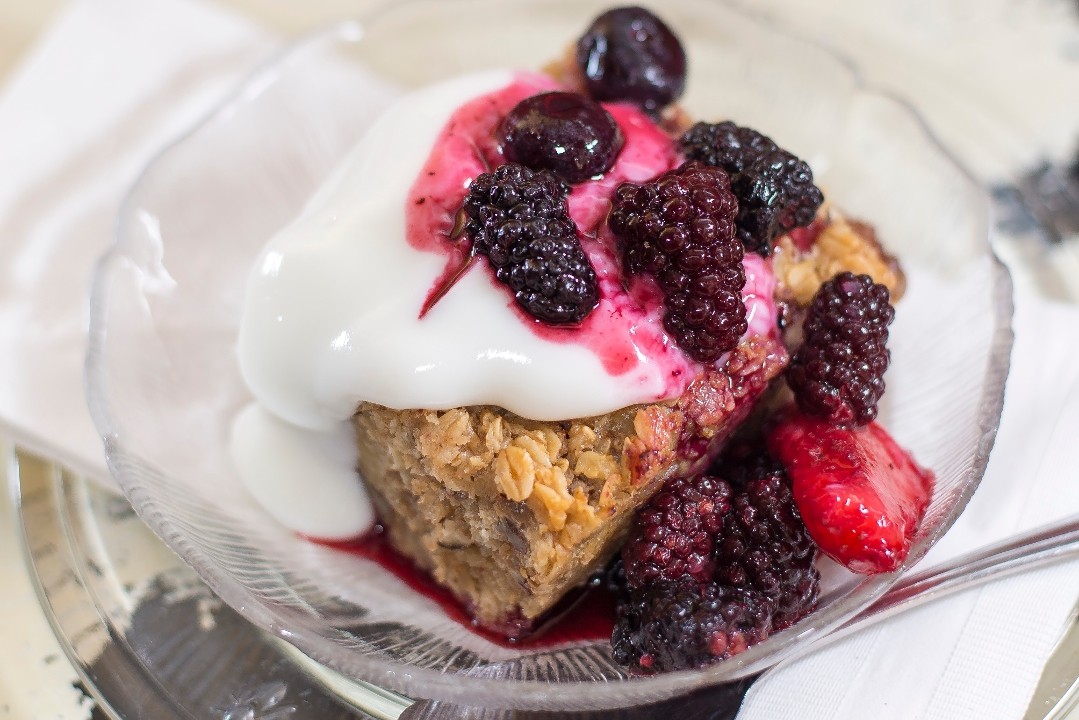 BAKED OATMEAL WITH YOGURT AND WARM BERRIES