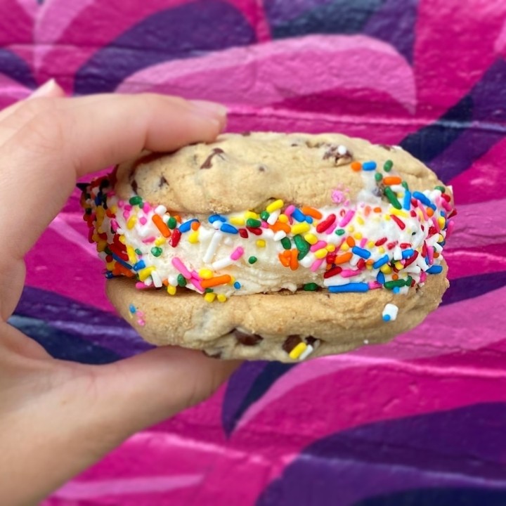 ICE CREAM COOKIE SANDWICH