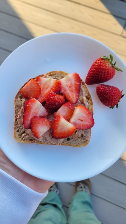 STRAWBERRY CASHEW TOAST