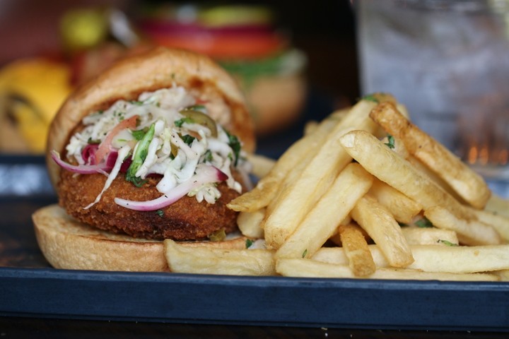 CRAB CAKE SANDWHICH-->>