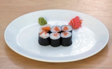 SALMON MAKI ROLL