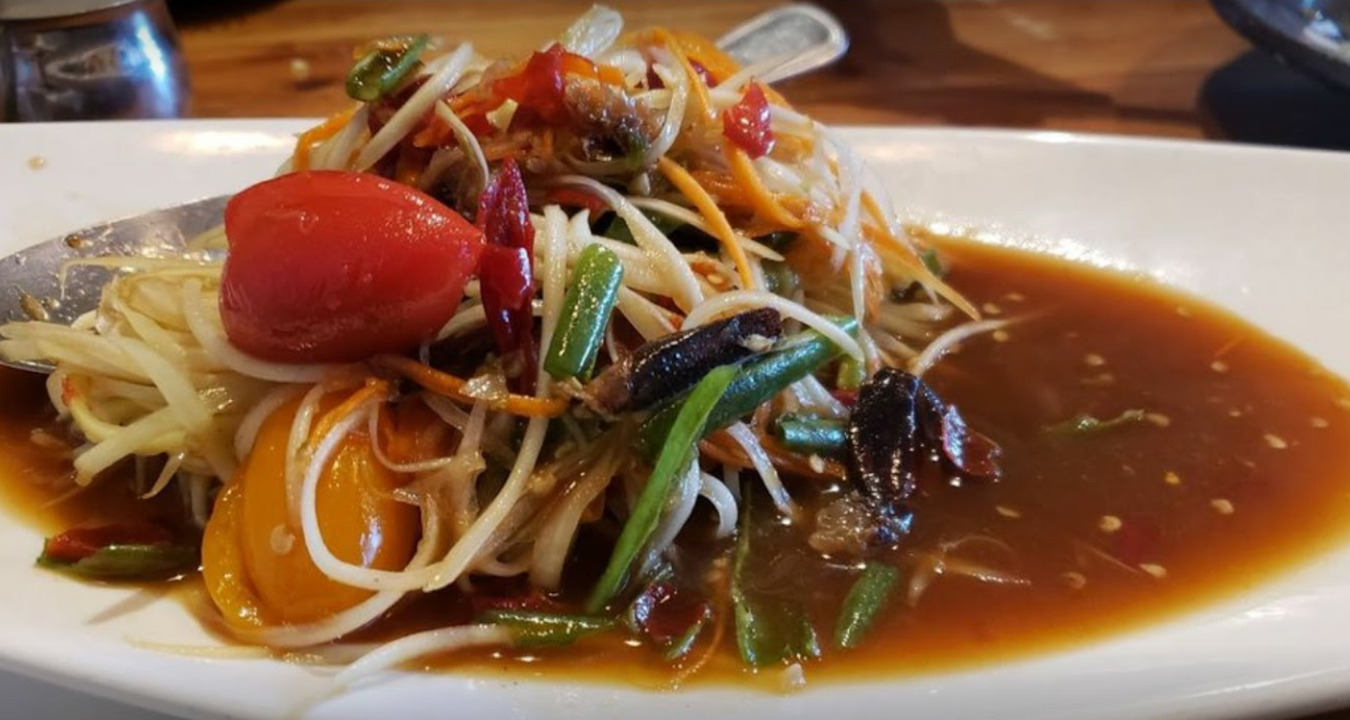 Papaya Salad with anchovy (tam maak Hoong)