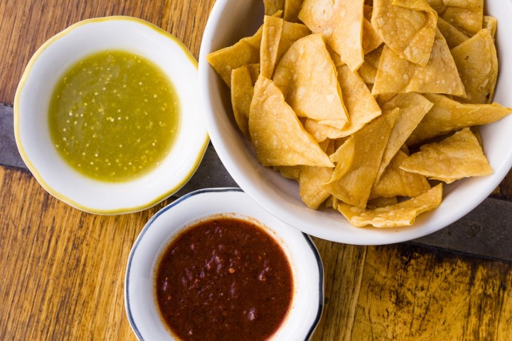 CHIPS & SALSAS