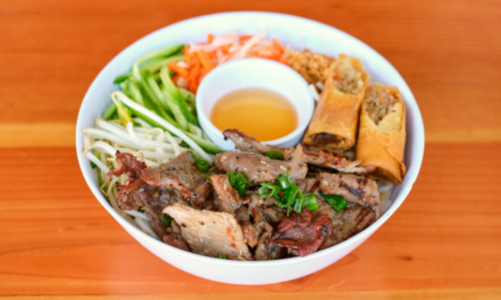 Bun Bo Cha Gio / Steak & Egg Roll