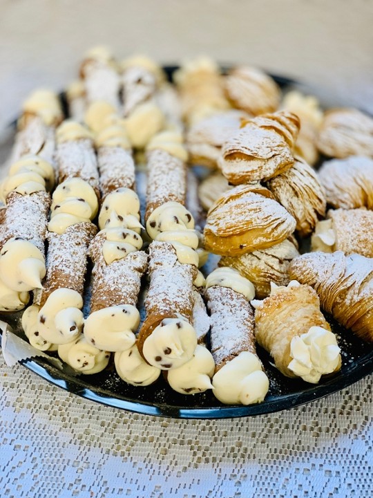 HALF DOZEN CANNOLI