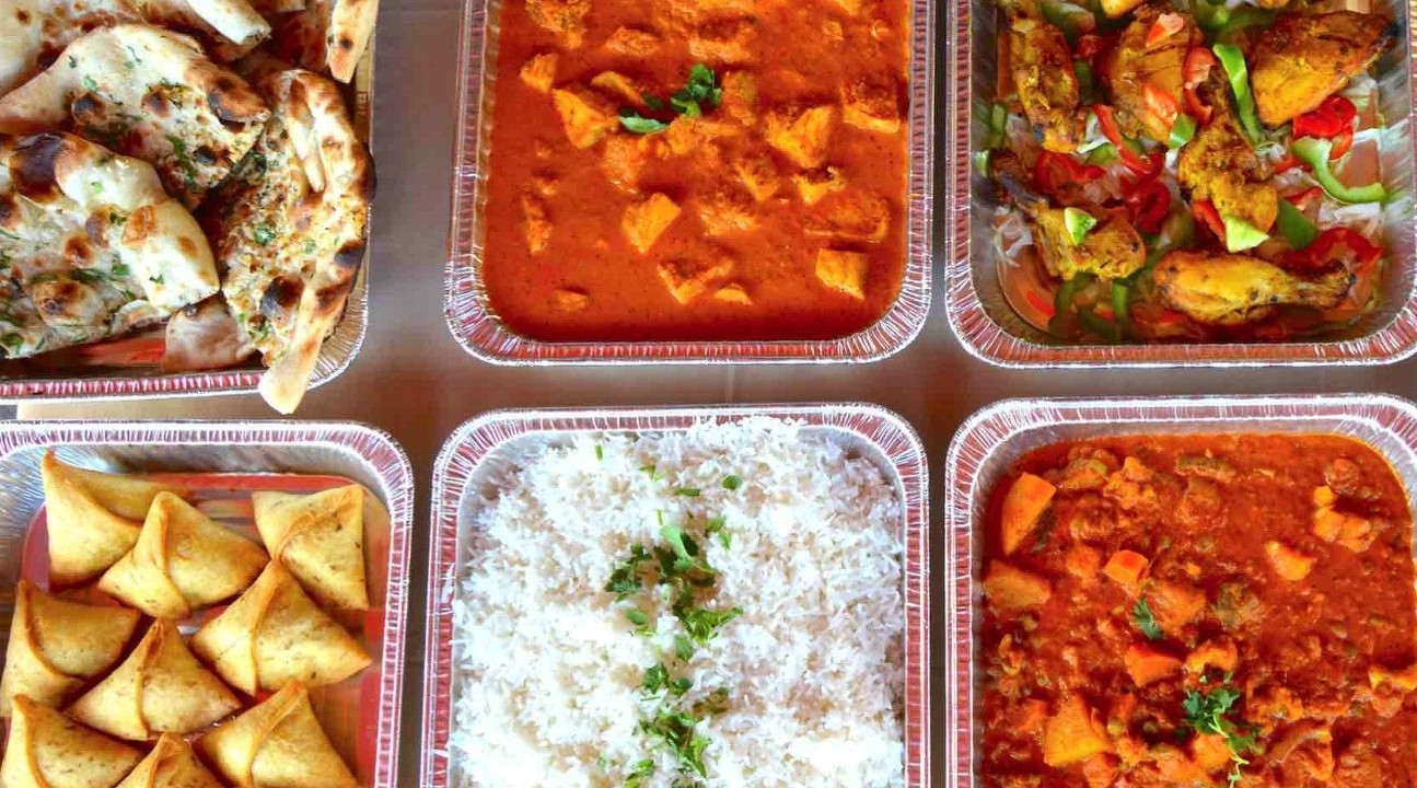 Butter Chicken Family Tray (Small Tray serves with Basmati rice & 4 Naans)