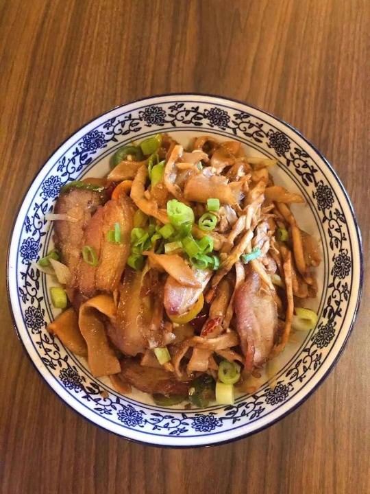 烟笋炒腊肉Smoked Bamboo Shoots Stir Fried with Smoked Pork