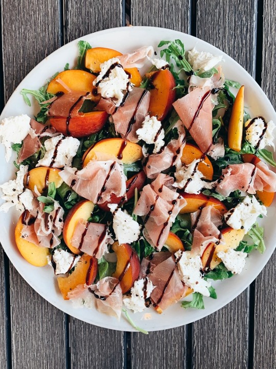 Peachy Summer Salad 🍑