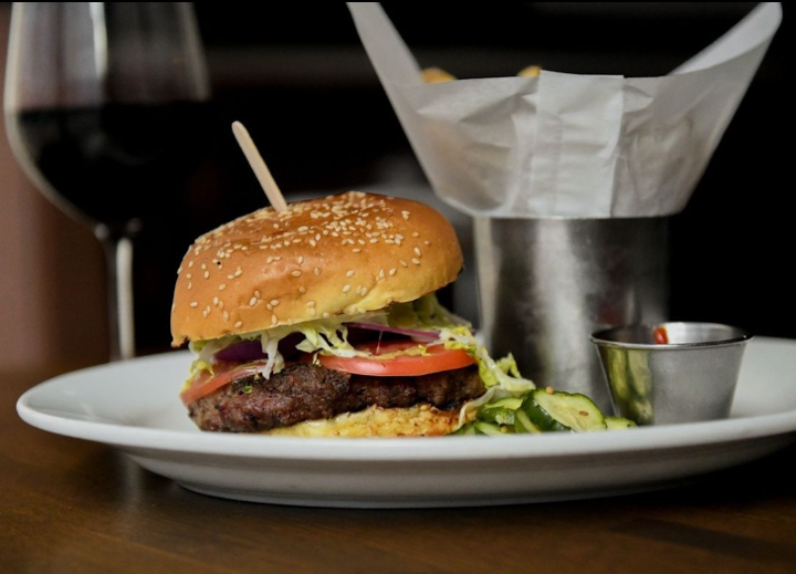 Grilled Angus Cheeseburger (lunch)