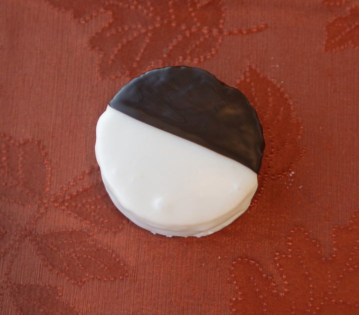 Jumbo Black & White Alfajor w/ Dulce de Leche