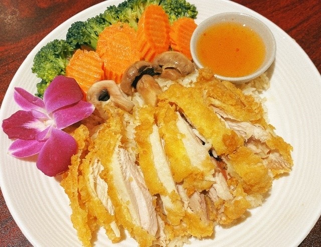 G2 Khao Mun Gai Thod (Ginger Rice With Tempura Chicken)